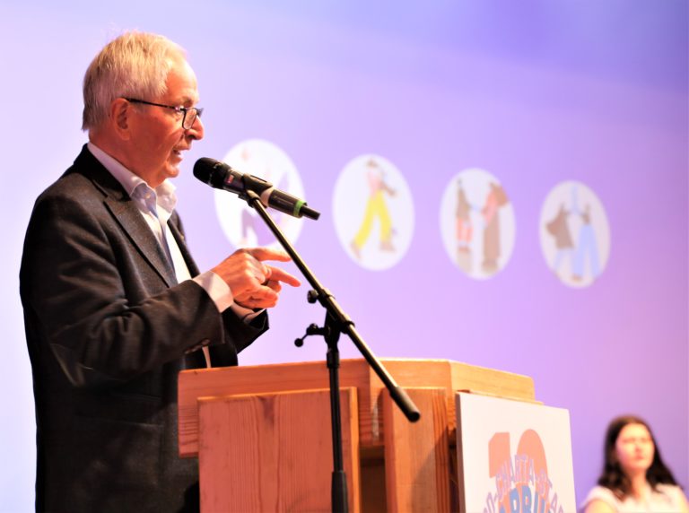 Klaus Töpfer spricht am Rednerpult zum Thema Erd-Charta. Örtlichkeit ist die Stadthalle Warburg.